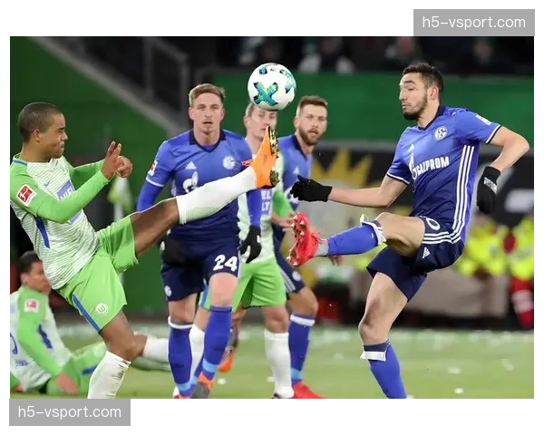 镜头故事：沙尔克04老将多次关键补位化解险情，展现丰富防守经验